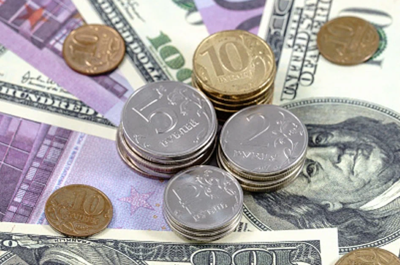 Рубль лучше доллара. Доллар евро рубль. Евро валюта. Рубль растет. Евро в рубли.